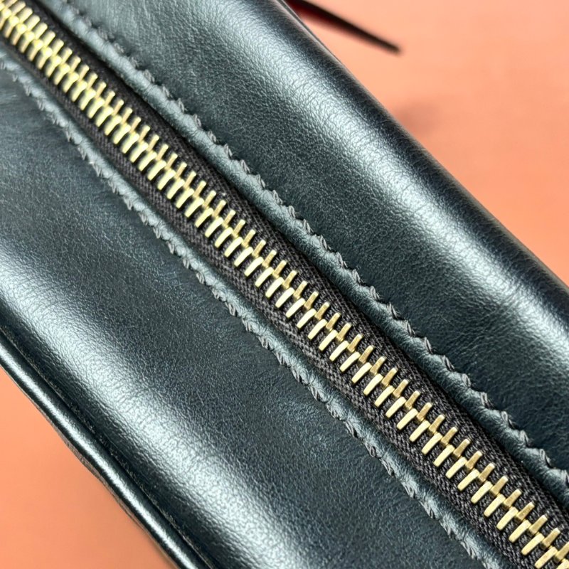 ::FENDI::經典FF Logo 咖啡黑色壓紋斜背相機包-15
