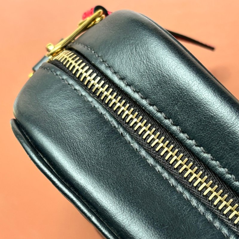 ::FENDI::經典FF Logo 咖啡黑色壓紋斜背相機包-16