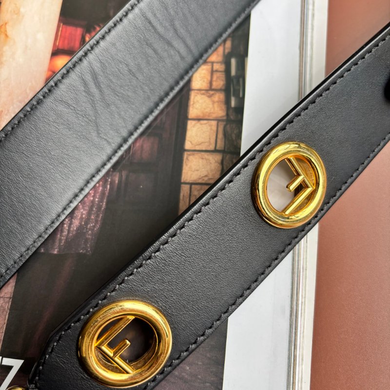 ::FENDI::經典FF Logo 咖啡黑色壓紋斜背相機包-17