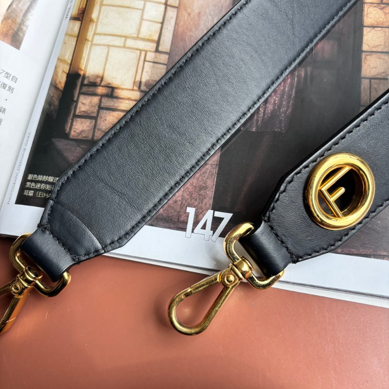 ::FENDI::經典FF Logo 咖啡黑色壓紋斜背相機包-18