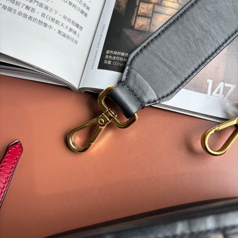 ::FENDI::經典FF Logo 咖啡黑色壓紋斜背相機包-19