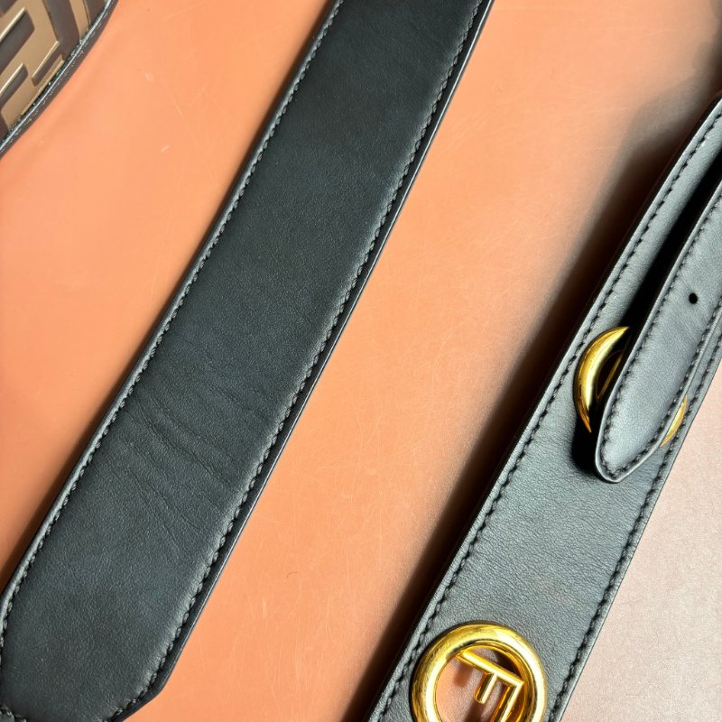 ::FENDI::經典FF Logo 咖啡黑色壓紋斜背相機包-21