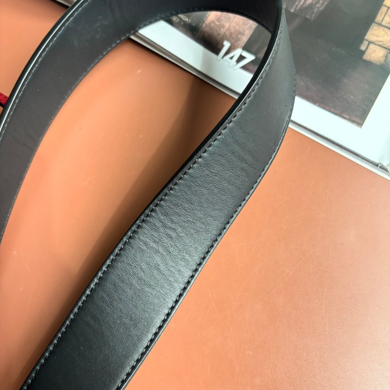 ::FENDI::經典FF Logo 咖啡黑色壓紋斜背相機包-23