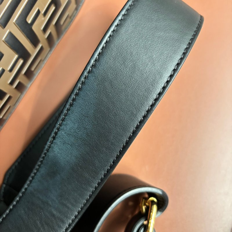 ::FENDI::經典FF Logo 咖啡黑色壓紋斜背相機包-24