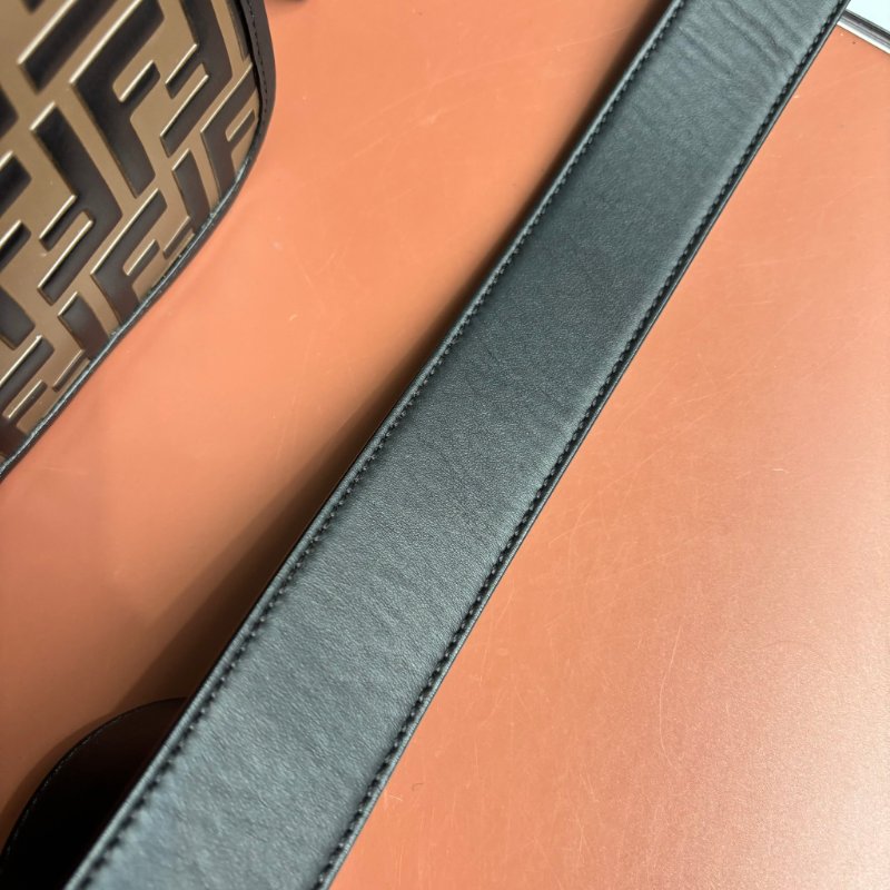 ::FENDI::經典FF Logo 咖啡黑色壓紋斜背相機包-25