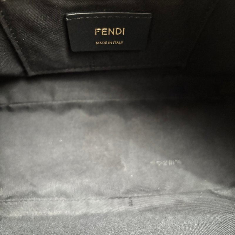 ::FENDI::經典FF Logo 咖啡黑色壓紋斜背相機包-27