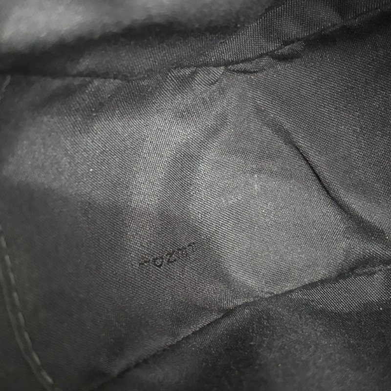 ::FENDI::經典FF Logo 咖啡黑色壓紋斜背相機包-30