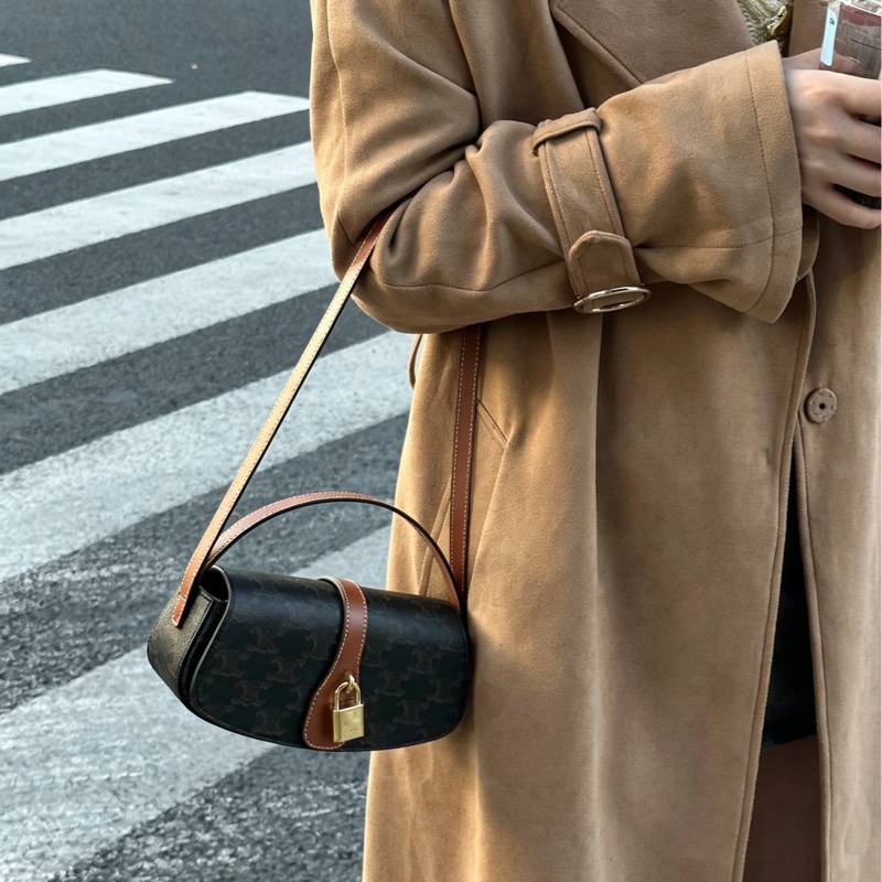 CELINE賽琳Tabou系列凱旋門老花鎖頭腋下包法棍包🥖🥖-33