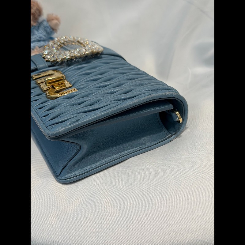 MIUMIU 藍色褶皺斜背包-4