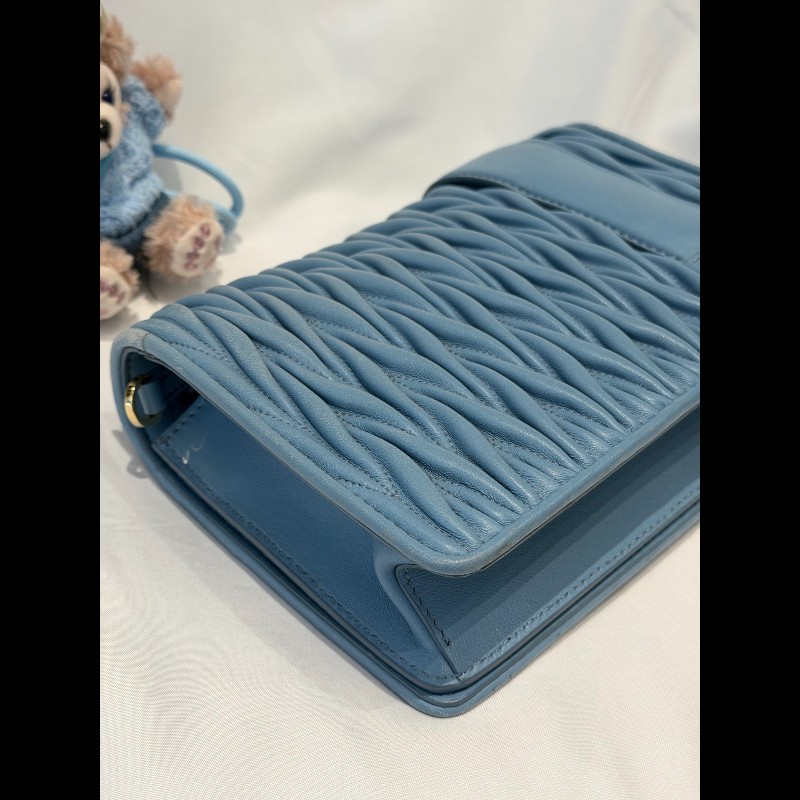 MIUMIU 藍色褶皺斜背包-8