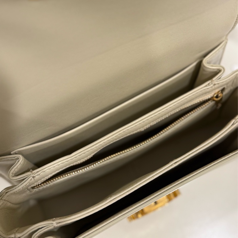 Celine 亮面牛皮革CLASSIQUE TRIOMPHE側背包-8