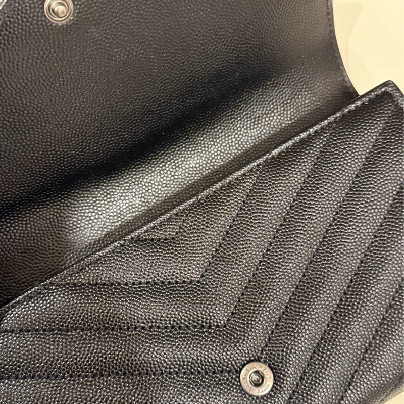 （極新甜價美包）SAINT LAURENT YSL聖羅蘭 黑色牛皮山形紋扣式長夾-7