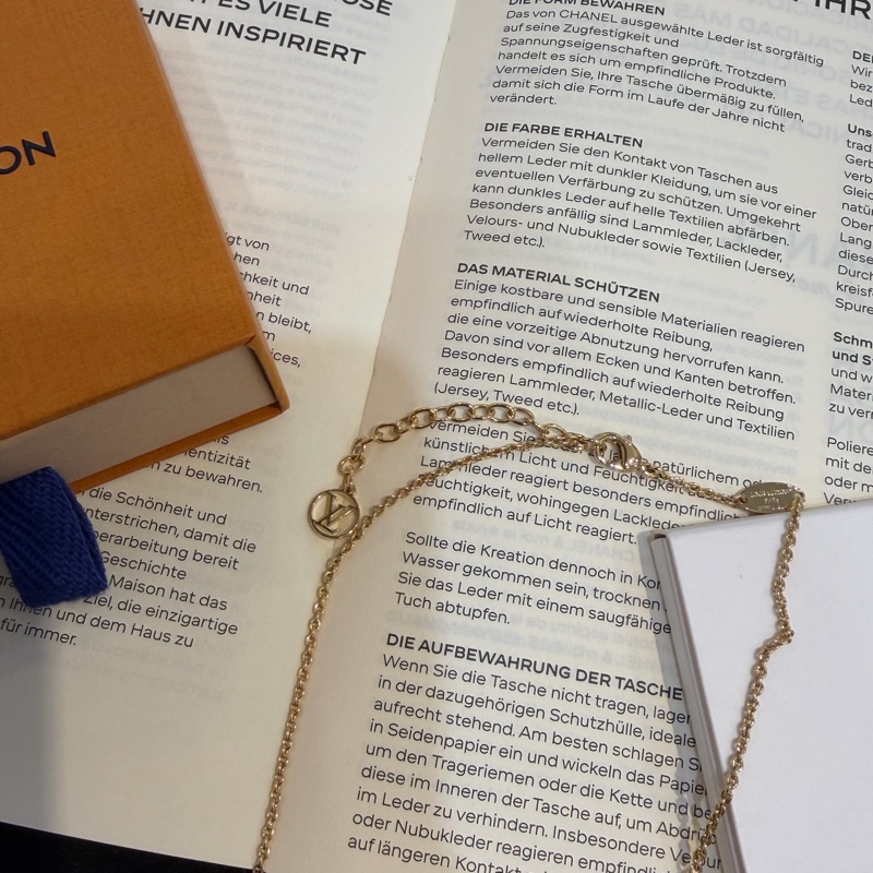 LV FLORAGRAM珍珠花花項鍊M00981-4