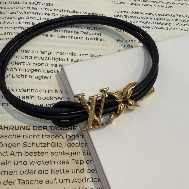 LV BLOOM黑色皮革金LOGO手環M8142Z-1