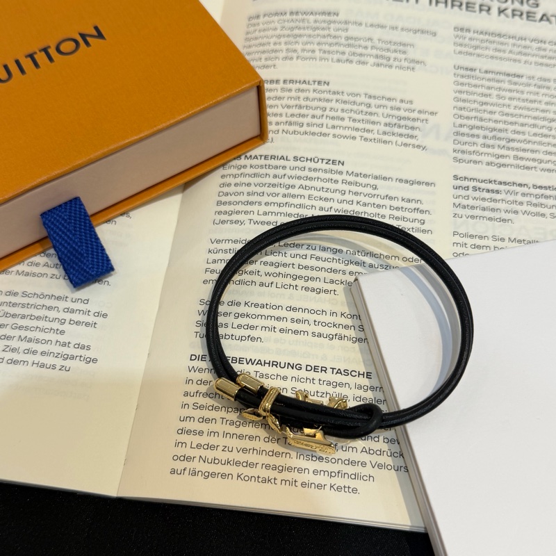 LV BLOOM黑色皮革金LOGO手環M8142Z-2