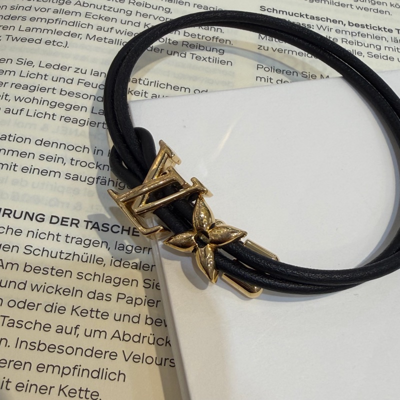 LV BLOOM黑色皮革金LOGO手環M8142Z-4