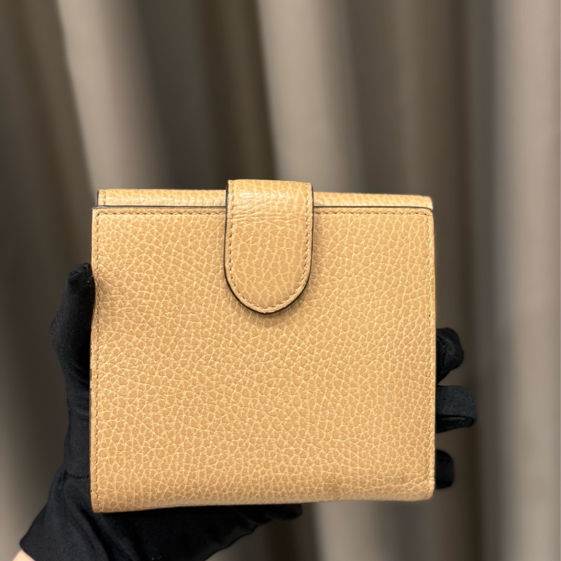 GUCCI雙G金屬大LOGO牛皮10卡雙扣式短夾-1