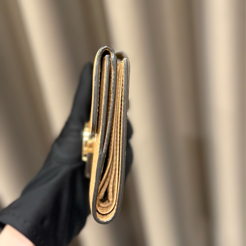 GUCCI雙G金屬大LOGO牛皮10卡雙扣式短夾-2