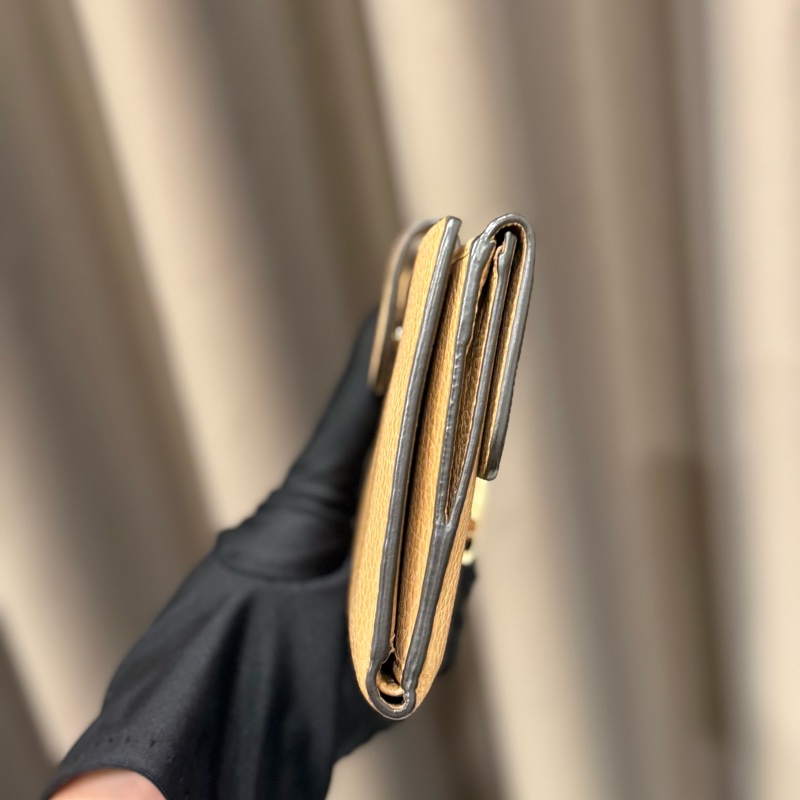 GUCCI雙G金屬大LOGO牛皮10卡雙扣式短夾-3