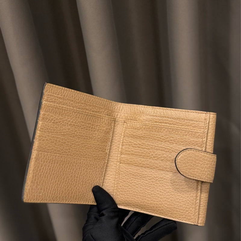 GUCCI雙G金屬大LOGO牛皮10卡雙扣式短夾-4