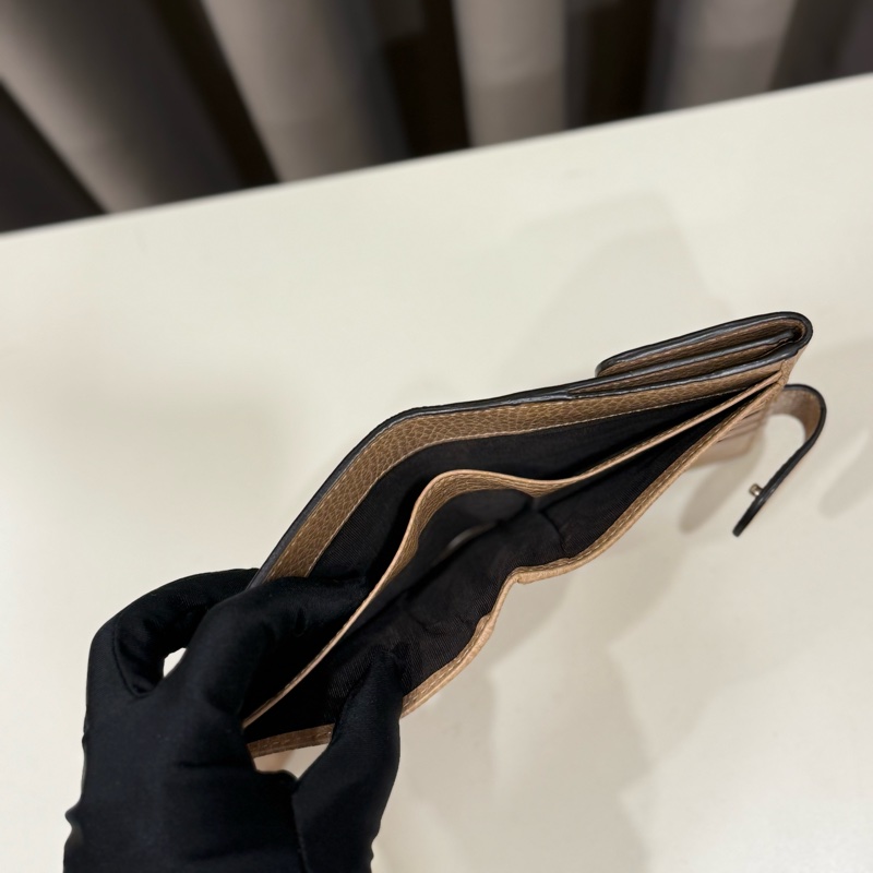 GUCCI雙G金屬大LOGO牛皮10卡雙扣式短夾-5