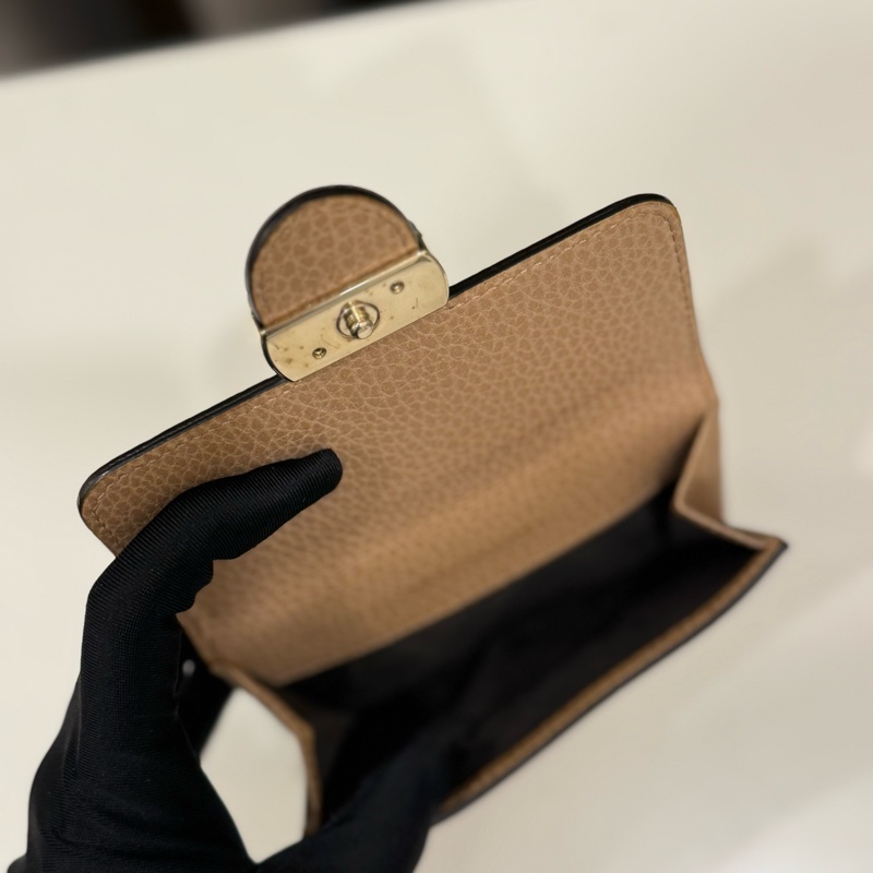 GUCCI雙G金屬大LOGO牛皮10卡雙扣式短夾-6