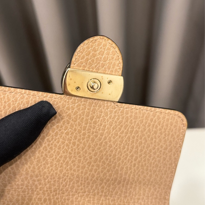 GUCCI雙G金屬大LOGO牛皮10卡雙扣式短夾-7