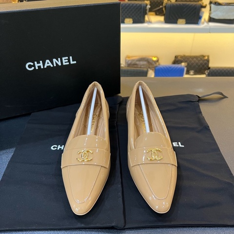 Chanel香奈兒23K 米色卡其色漆皮尖頭樂福鞋  38碼