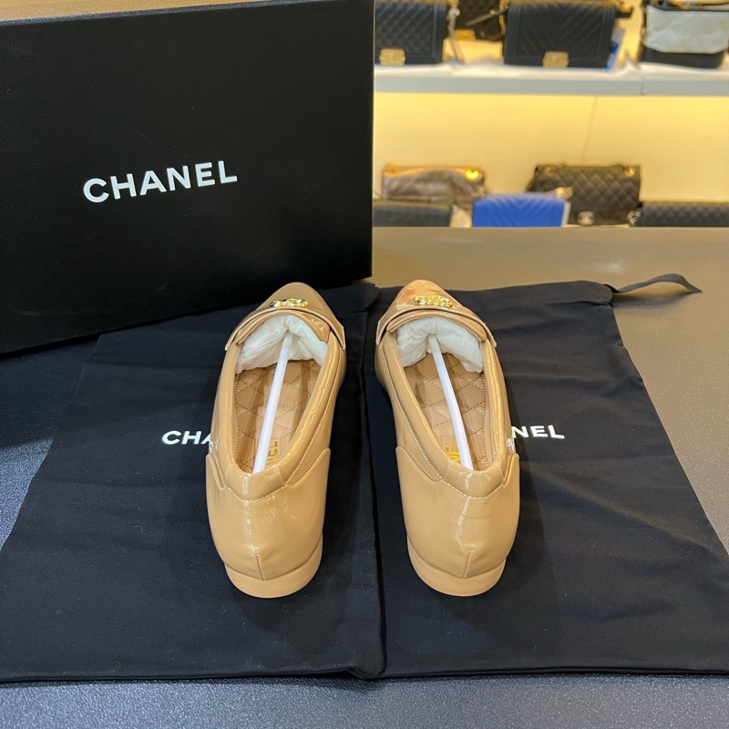 Chanel香奈兒23K 米色卡其色漆皮尖頭樂福鞋  38碼-1