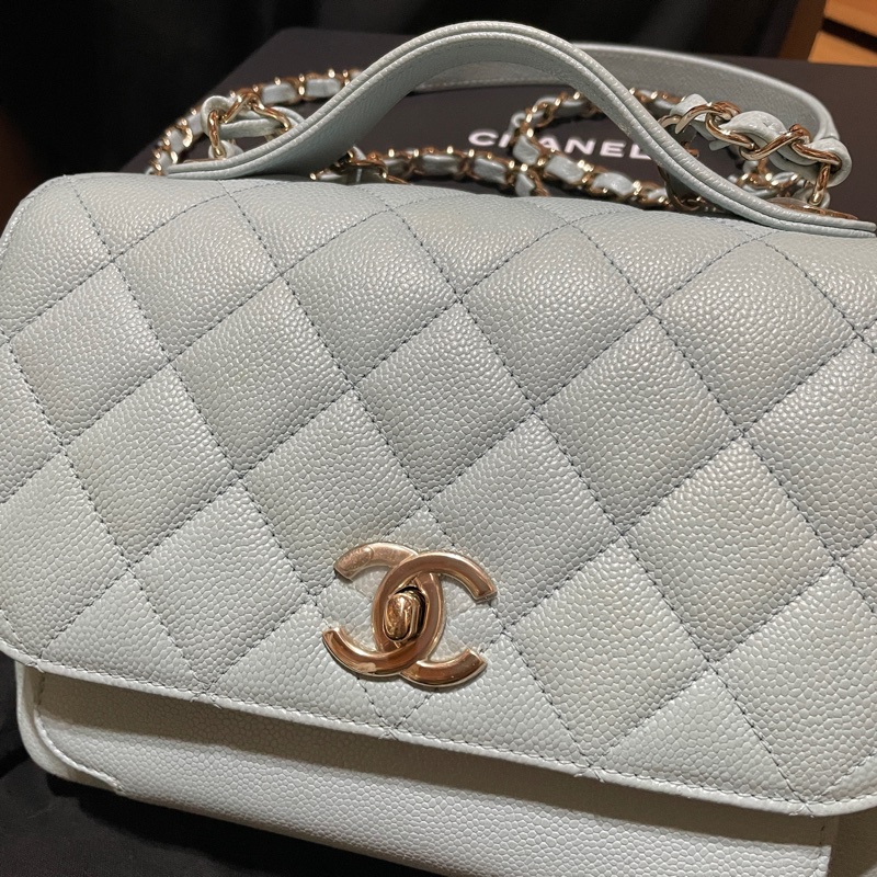 Chanel 雙C logo荔枝皮郵差包銀色釦晶片款-1