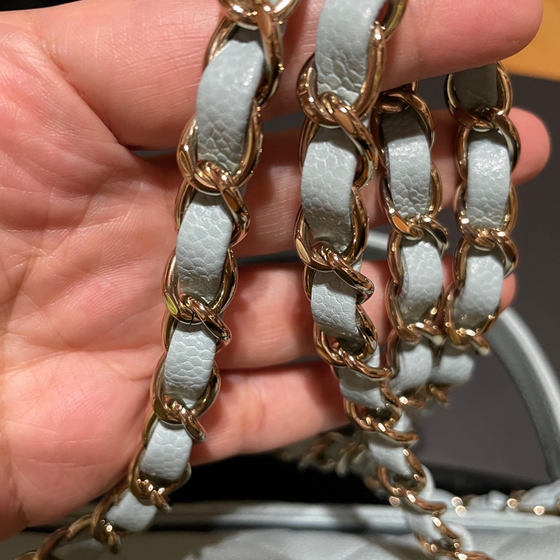 Chanel 雙C logo荔枝皮郵差包銀色釦晶片款-5