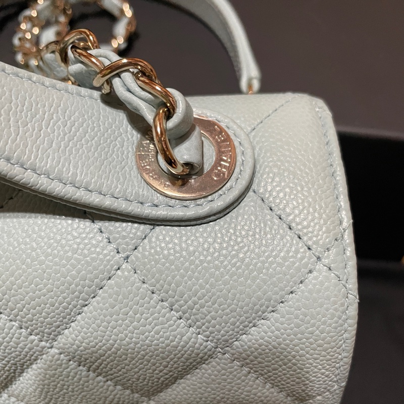 Chanel 雙C logo荔枝皮郵差包銀色釦晶片款-6