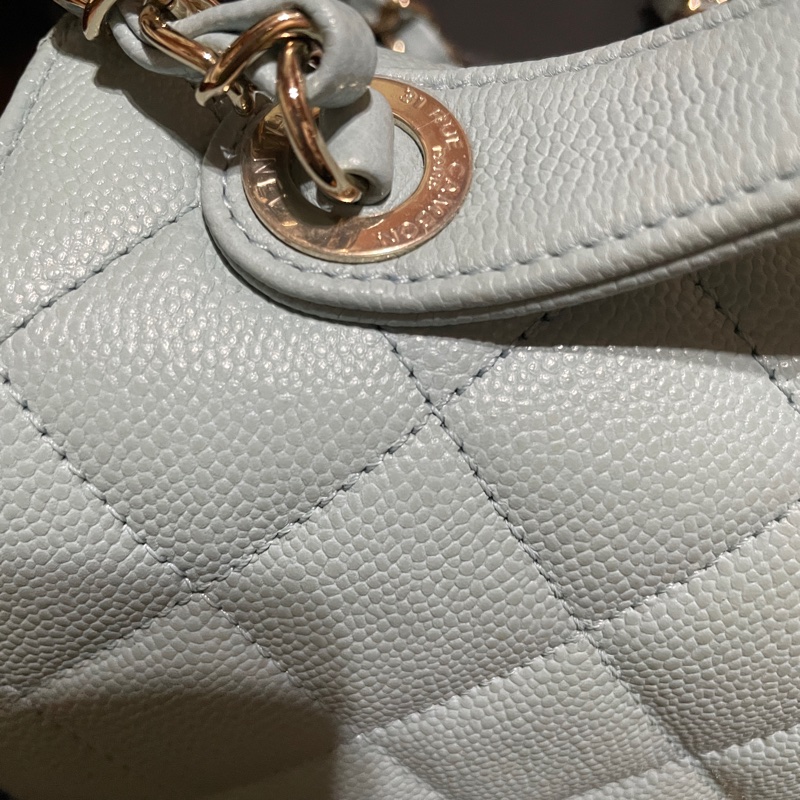 Chanel 雙C logo荔枝皮郵差包銀色釦晶片款-7