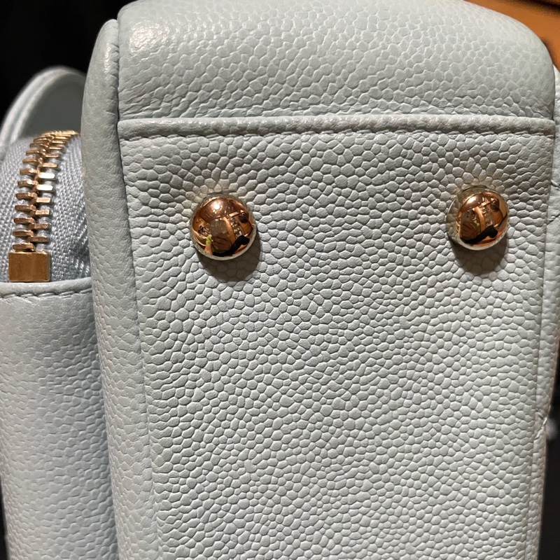 Chanel 雙C logo荔枝皮郵差包銀色釦晶片款-8