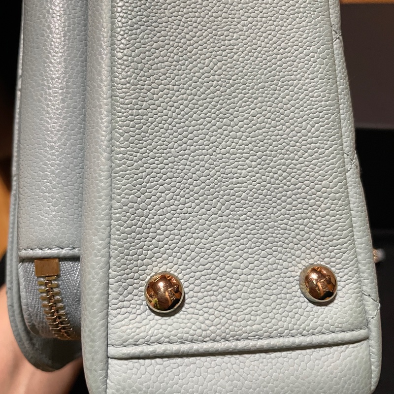 Chanel 雙C logo荔枝皮郵差包銀色釦晶片款-9