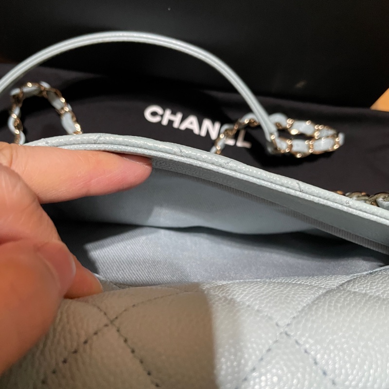 Chanel 雙C logo荔枝皮郵差包銀色釦晶片款-10