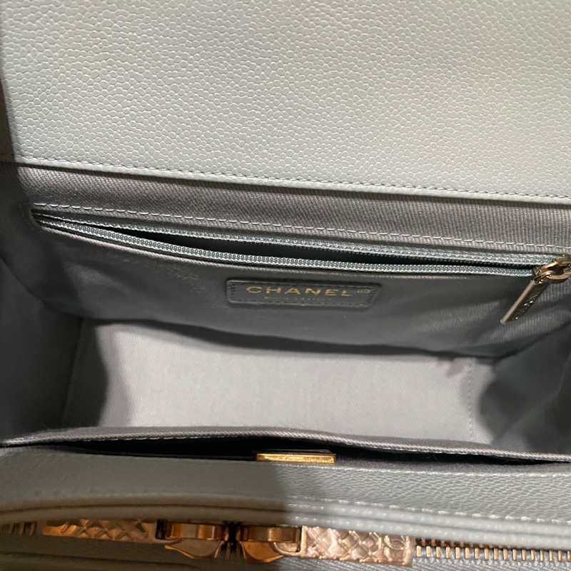 Chanel 雙C logo荔枝皮郵差包銀色釦晶片款-12