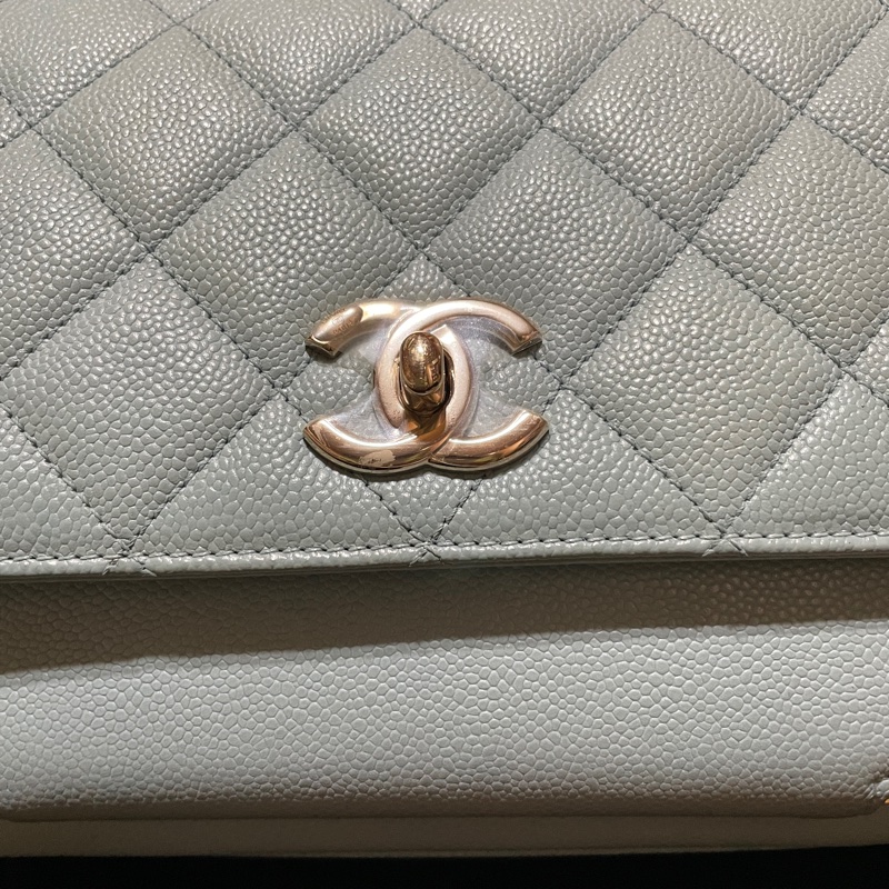Chanel 雙C logo荔枝皮郵差包銀色釦晶片款-15