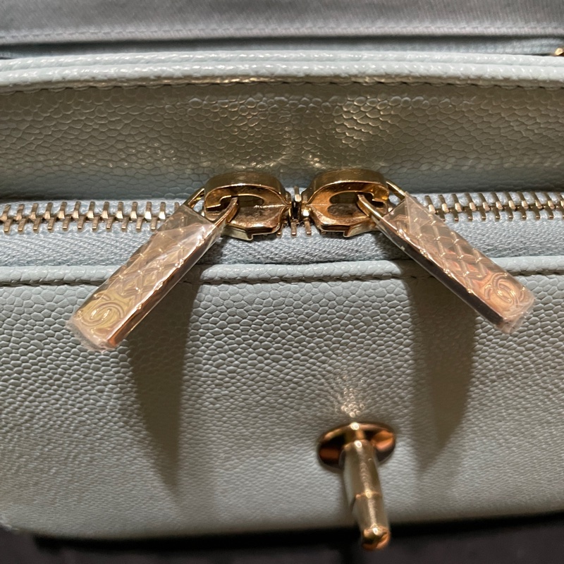 Chanel 雙C logo荔枝皮郵差包銀色釦晶片款-17