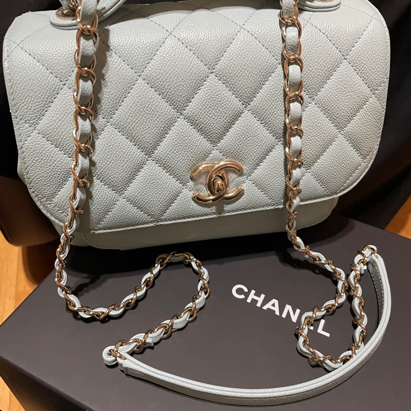 Chanel 雙C logo荔枝皮郵差包銀色釦晶片款-5