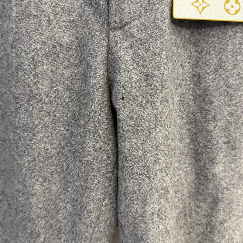 LV掛牌灰色西裝褲-3