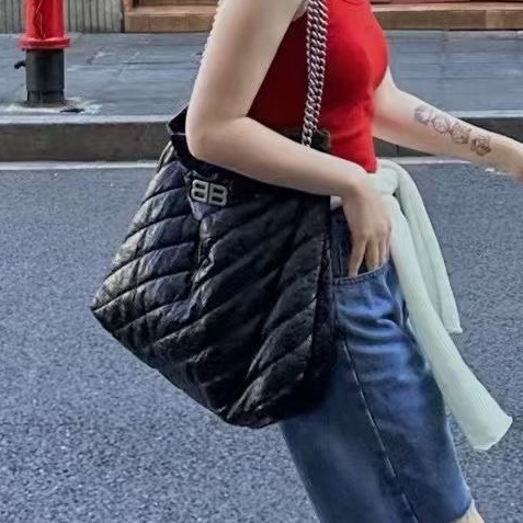 帥度拉滿😎男女都適🈴Balenciaga巴黎世家Crush黑銀油蠟皮中號垃圾袋單肩手提包-1