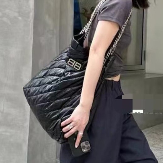 帥度拉滿😎男女都適🈴Balenciaga巴黎世家Crush黑銀油蠟皮中號垃圾袋單肩手提包-2