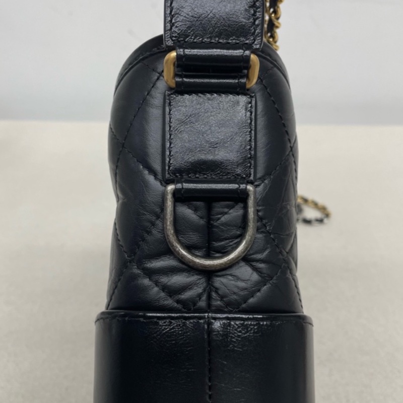 Chanel • Gabrielle 經典黑金牛皮流浪包 小號 有卡-7