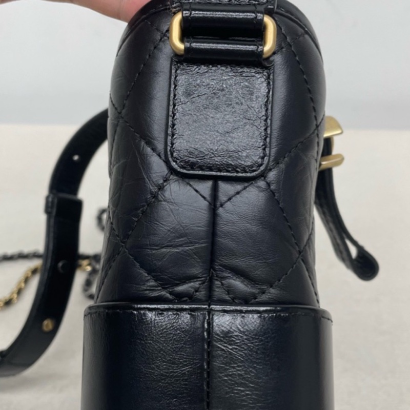 Chanel • Gabrielle 經典黑金牛皮流浪包 小號 有卡-8