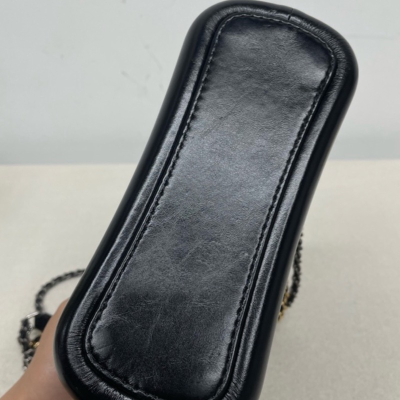 Chanel • Gabrielle 經典黑金牛皮流浪包 小號 有卡-9