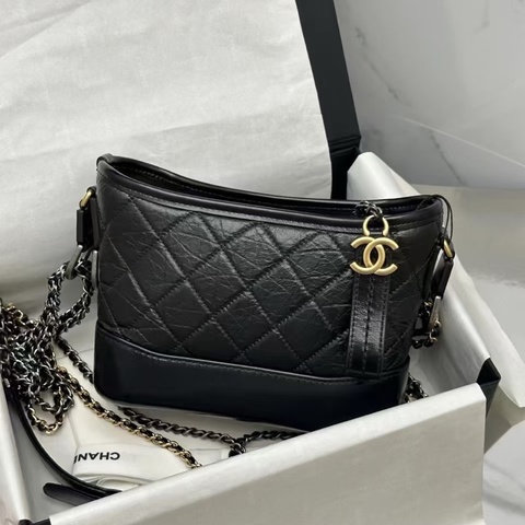 Chanel • Gabrielle 經典黑金牛皮流浪包 小號
