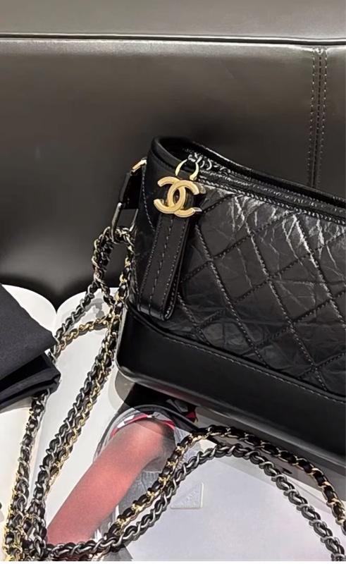 Chanel • Gabrielle 經典黑金牛皮流浪包 小號-1