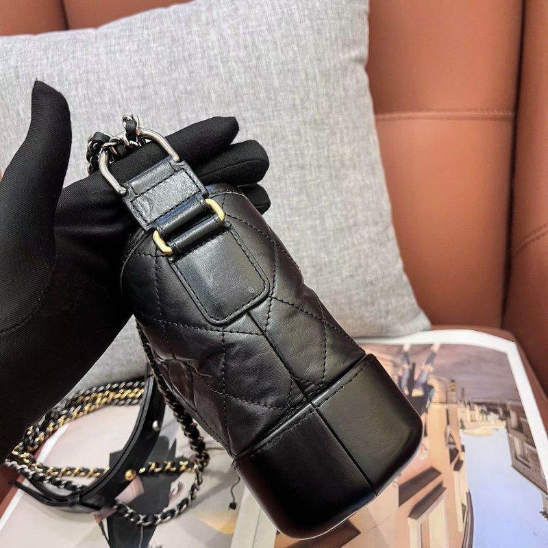 Chanel • Gabrielle 經典黑金牛皮流浪包 小號-5