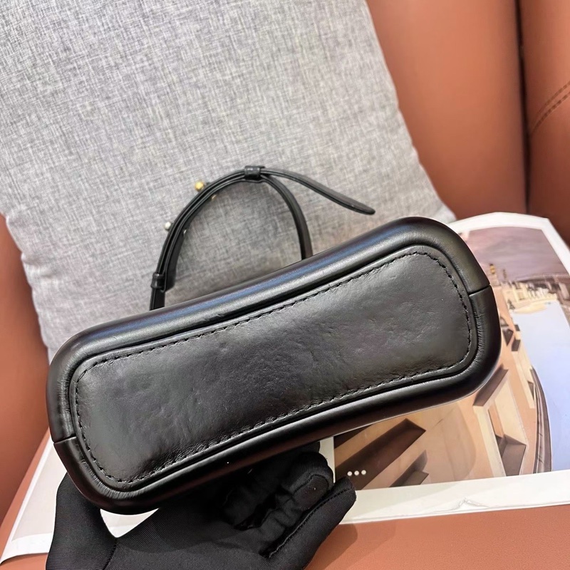 Chanel • Gabrielle 經典黑金牛皮流浪包 小號-7